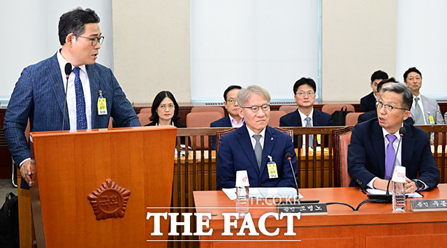 백해룡 전 영등포서 형사과장(왼쪽)과 우종수 국가수사본부장이 20일 오후 서울 여의도 국회 행정안전위원회에서 열린 마약수사 외압 의혹 관련 청문회에 증인 출석해 서로 다른 진술을 하며 바라보고 있다. 가운데는 조병노 전남경찰청 자치경찰부장(전 서울경찰청 생활안전부장). /국회=남윤호 기자