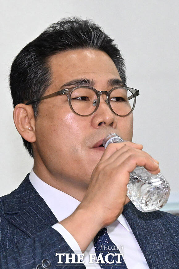 물 마시는 백해룡 전 영등포서 형사과장.