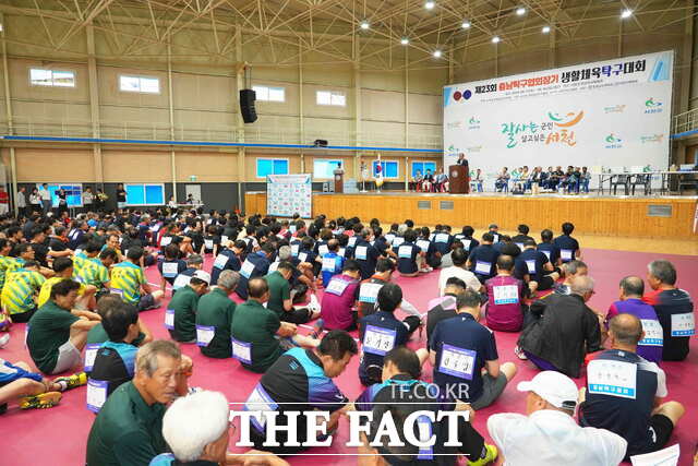 김기웅 서천군수가 제23회 충청남도탁구협회장기 생활체육 탁구대회에서 축사를 하고 있다. / 서천군