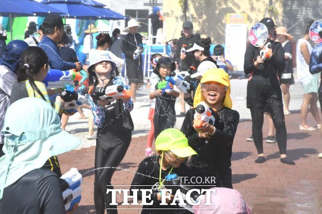 물총축제는 아이부터 어른까지 모두 즐길 수 있다./시흥시