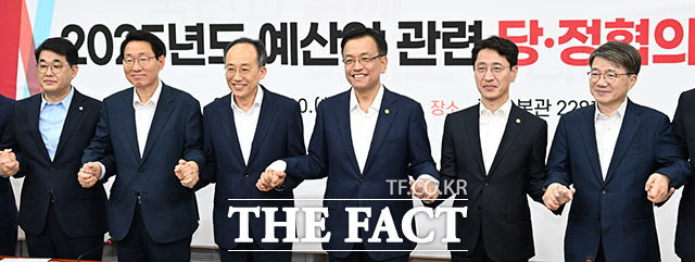 추경호 국민의힘 원내대표와 최상목 경제부총리 겸 기획재정부 장관 등이 20일 오전 서울 여의도 국회에서 열린 2025년도 예산안 관련 당·정협의회에 앞서 기념촬영을 하고 있다./남윤호 기자