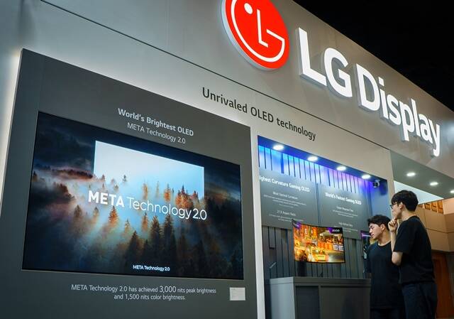 IMID 관람객들이 LG디스플레이 메타 테크놀로지 2.0이 적용된 OLED TV 패널과 게이밍 OLED 패널을 관람하고 있다. /LG디스플레이