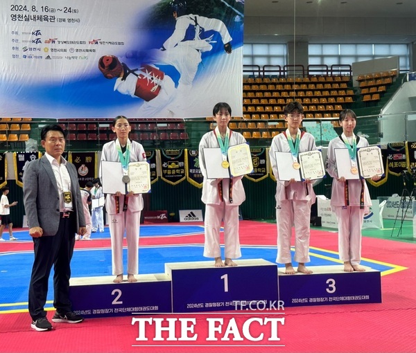 오정중학교 송가인 학생(왼쪽에소 두번째)이 2024 경찰청장기 전국단체대항 태권도대회 여중부 핀급 은메달을 차지했다. / 대전시교육청