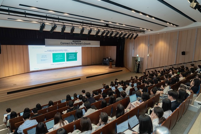 지난 21일 서울 서초구 한국콜마 종합기술원에서 열린 마케팅 전략 설명회에 참석한 협력사 관계자들이 강연을 듣고 있다. /콜마홀딩스