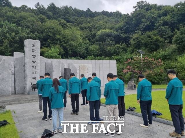 산림청 중부지방산림청 직원들이 22일 공주 보훈공원을 참배하고 있다. /중부지방산림청