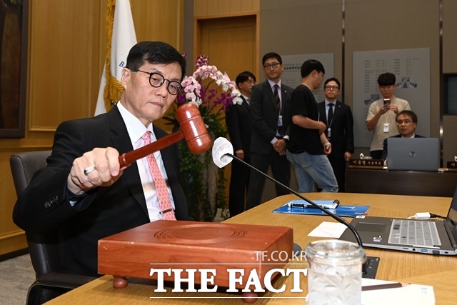 이창용 한국은행 총재가 22일 서울 중구 한국은행에서 열린 금융통화위원회에서 의사봉을 두드리고 있다. /사진공동취재단