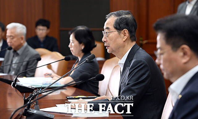 한덕수 국무총리가 22일 오전 서울 종로구 정부서울청사에서 열린 국정현안관계장관회의에 참석해 모두발언을 하고 있다. /임영무 기자