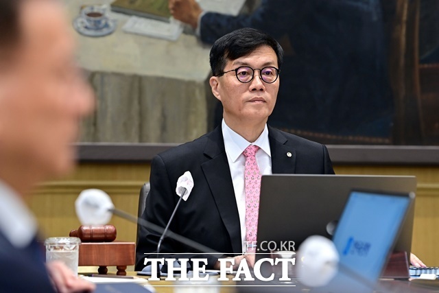 한국은행이 8월 금융통화위원회에서 기준금리를 연 3.5%로 13연속 동결하기로 결정했다. 사진은 이창용 한국은행 총재가 22일 오전 서울 중구 한국은행 본관에서 금융통화위원회 본회의를 주재하고 있는 모습. /사진공동취재단