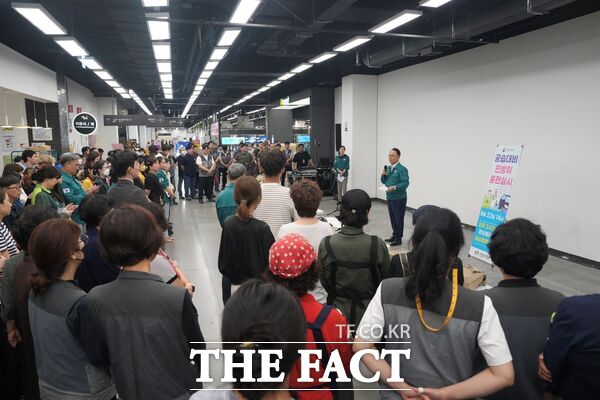 22일 박상돈 천안시장이 훈련 공습경보가 시작되자 시민들과 함께 대피 훈련에 참석해 인사말을 하고 있다. /천안시