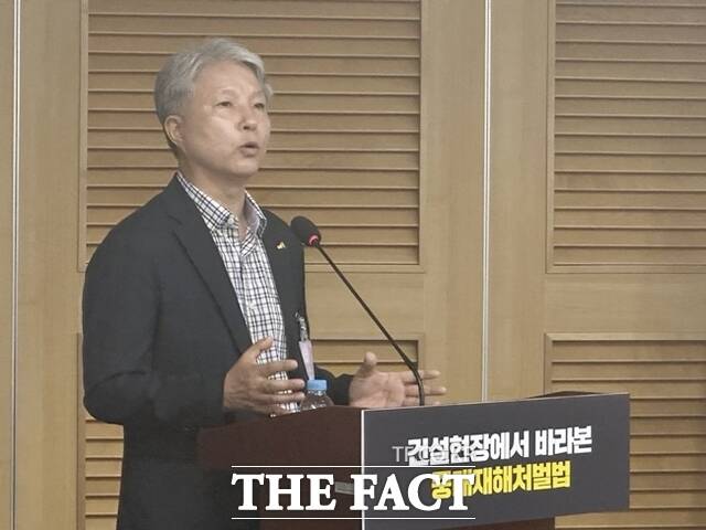 지난 22일 국회의원회관 제2세미나실에서 열린 건설현장에서 바라본 중대재해처벌법 정책토론회에서 오병한 경기대 교수가 발표하고 있다. /이중삼 기자