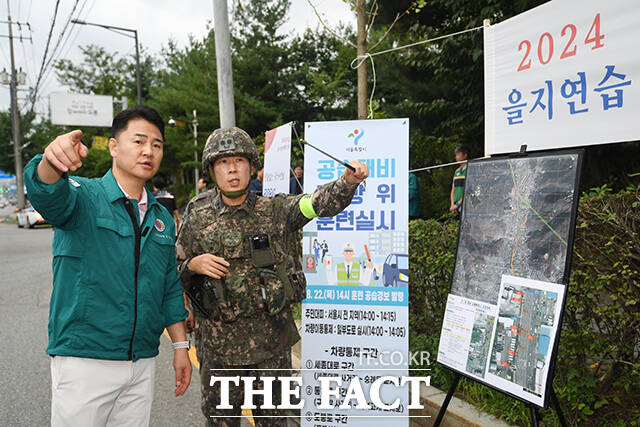 오언석 도봉구청장이 22일 오후 서울 도봉구 자원순환센터 앞에서 실시된 을지연습 연계 소방차 길 터주기 훈련에 참석해 현장 상황을 살펴보고 있다. /장윤석 기자