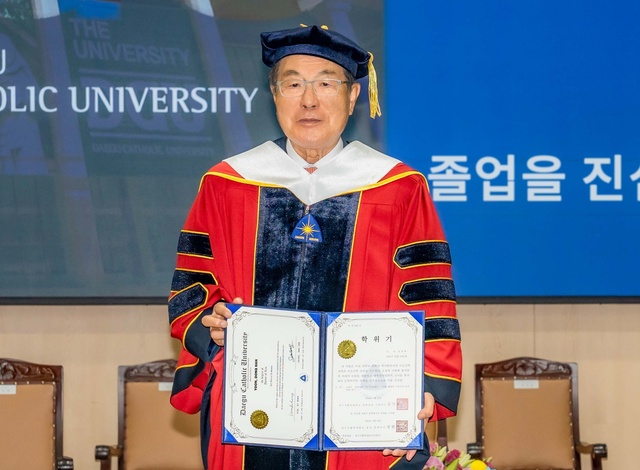 대구가톨릭대 이순신학과에서 1호 박사 학위를 받은 윤동한 한국콜마 회장. /한국콜마