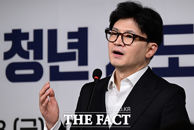 한동훈 대표가 청년 지도자 양성 프로그램을 수료한 학생들에게 격려의 말을 전하고 있다.