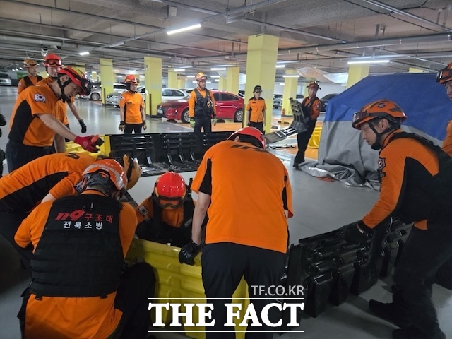 이오숙 전북도 소방본부장이 23일 전주 영무예다음 아파트 지하 주차장에서 전기차 지하 충전시설 화재 대비 현지 적응훈련을 실시했다. /전북도 소방본부