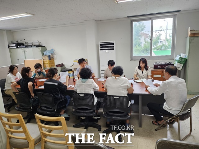 이중선 익산시의원이 상수도 관로 노후화로 문제를 겪는 평화동 주민들과 간담회를 갖고 같은 날 인화동 주민자치위원들과도 인화동 행정복지센터 이용 문제에 대해 논의하고 있다./익산시의회