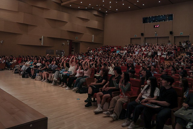 24일 부산은행 본점 오션홀에서 열린 만담어셈블@부코페 공연에서 젊은 관객들이 객석을 가득 매웠다. /부산국제코미디페스티벌