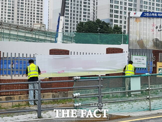 용인시 관계자들이 학교 주변 불법 광고물을 정비하고 있다./용인시