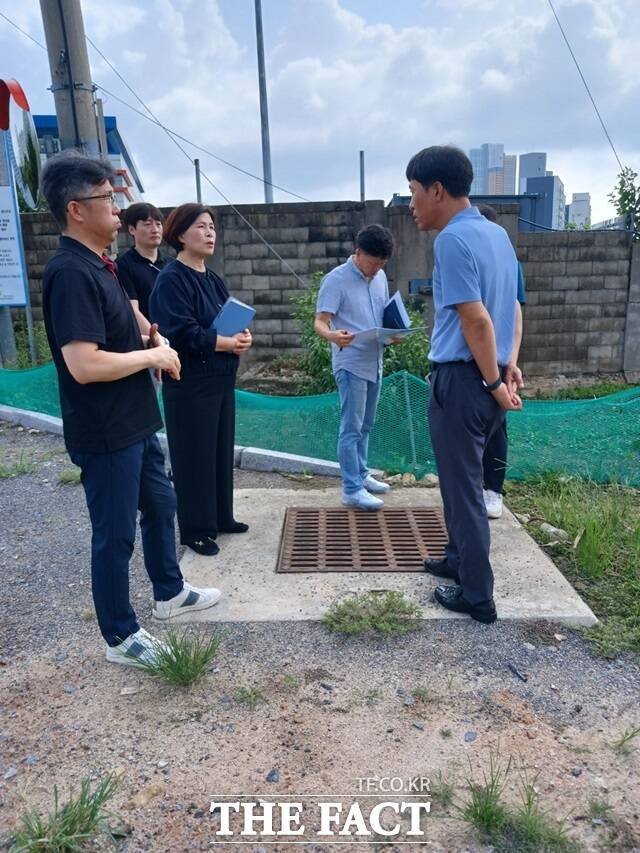 김미선 익산시의원이 비회기 중에도 불구하고 송학동 상습 침수지역을 방문해 민원해결에 나서고 있다./익산시의회