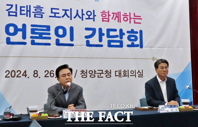 김태흠 충남도지사가 26일 청양군 대회의실에서 언론인 간담회를 갖고 청양 발전 방향을 모색하고 현안에 대한 의견을 수렴하고 있다. /김형중 기자