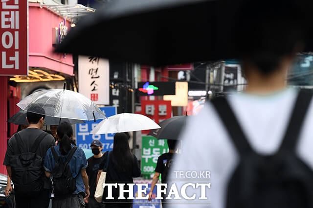 화요일인 27일 전국이 대체로 흐리다 수도권과 강원영서는 낮부터 차차 맑아지겠다. 무더위와 열대야 속 전국 대부분 지역에 가끔 비 또는 소나기가 내리겠다. /서예원 기자