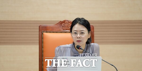 김미영 의원이 ‘아산시 탄소중립을 위한 특별위원회 구성결의안’을 발의하고 취지를 설명하고 있다. /아산시의회