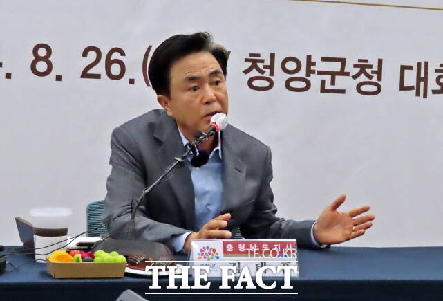 김태흠 충남도지사가 26일 청양군 대회의실에서 언론인과의 간담회를 갖고 있다. /김형중 기자