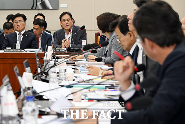 답변하는 김태규 방송통신위원회 위원장 직무대행(왼쪽 두번째).