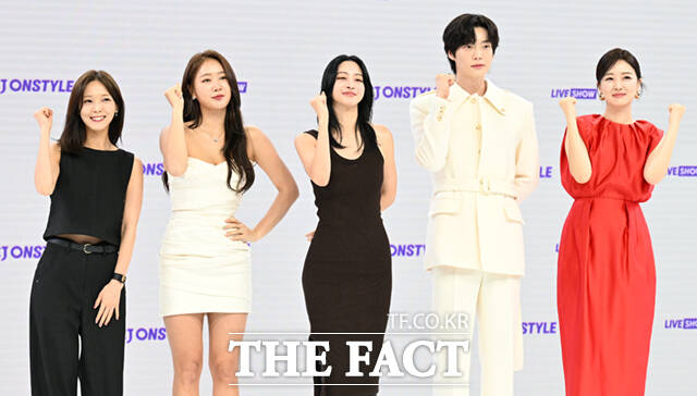 선예와 소유, 한예슬, 안재현, 김소영(왼쪽부터)이 지난 22일 서울 서초구 과천대로 CJ ENM 커머스 부문 사옥에서 열린 CJ온스타일 모바일 라이브쇼 제작발표회에 참석해 포즈를 취하고 있다. /이새롬 기자