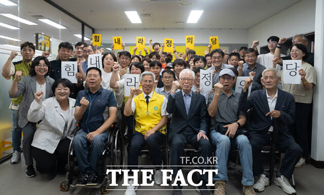 이날 개소식에는 양경규·이은주·장혜영 등 정의당 전 의원단과 김세균·김준우·김찬휘·나경채 등 전 대표단, 권영길·단병호·최순영·현애자 등 민주노동당 의원단을 비롯한 100여 명이 참석해 자리를 빛냈다. 정당계에서는 이백윤 노동당 대표와 김찬휘 전 녹색당 대표, 김창년 진보당 공동대표가 참석했다.