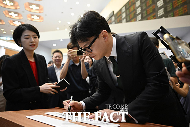 금투세 폐지 현장간담회에 나선 한동훈 국민의힘 대표가 27일 오전 서울 여의도 한국거래소 홍보관을 찾아 방명록을 남기고 있다. /남윤호 기자