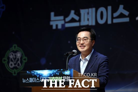 김동연 경기도지사가 임기 후반기 중점 과제 가운데 하나로 ‘기후위성 발사’를 추진하겠다고 밝힌 가운데 이에 대한 전문가들의 의견 수렴과 인공위성을 활용한 기후 위기 대응 현황을 공유하기 위한 ‘뉴스페이스 시대, 기후위성 포럼’이 27일 경기도청 다산홀에서 열렸다./경기도