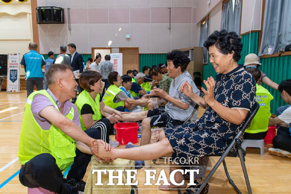 광양제철소 발마사지 재능봉사단이 어르신들을 대상으로 발마사지 봉사를 펼치고 있다./광양제철소