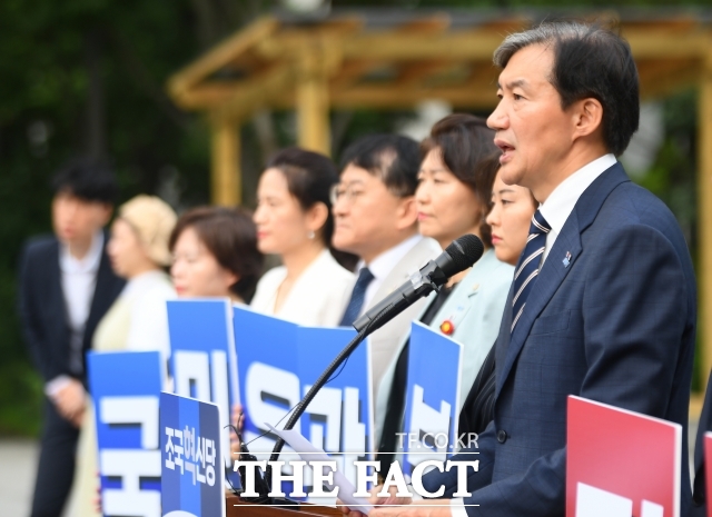 조국 혁신당 대표(오른쪽)는 27일 22대 국회의원 선거 백서 발간사에서 이번 총선 성과와 부족한 점에 대해 그 원인과 현상, 결과를 세밀하고 들여다보고 꼼꼼하게 분석해야 한다며 백서가 우리가 나아갈 길을 찾는 데 중요한 나침반이 될 것이라고 의미를 부여했다. /장윤석 기자