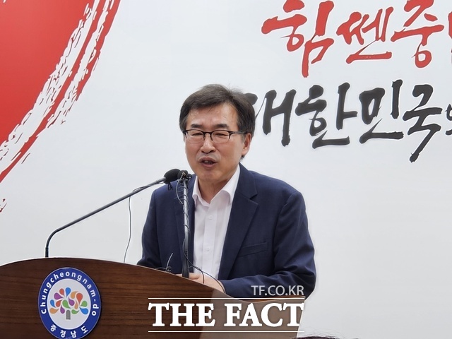 전형식 충남도 정무부지사가 28일 도청 프레스센터에서 기자회견을 열고 내년 정부 예산을 지난해 정부보다 5,8% 많은 10조 7798억 원을 확보했다고 발표하고 있다. /이정석 기자