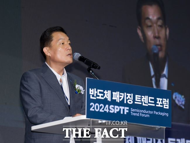 28일 ‘2024 차세대 반도체 패키징 산업전’에서 이재준 수원시장이 개회사를 하고 있다./수원시