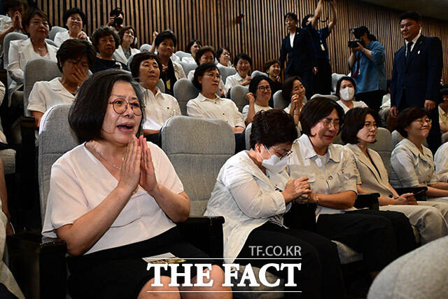 여야가 합의를 거쳐 법안을 처리한 건 22대 국회 개원 이후 처음이다. 대한간호협회 소속 간호사들이 28일 오후 서울 여의도 국회에서 열린 본회의에서 간호법안(대안)이 재석 290인에 찬성 283, 반대 2, 기권5로 가결되자 환호하고 있다./남윤호 기자