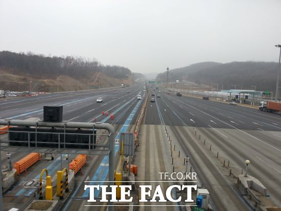 경기도가 운영하는 서수원~의왕 고속화도로(사진)와 제3경인고속도로 등 2개 민자도로의 통행요금이 10월부터 인상된다./경기