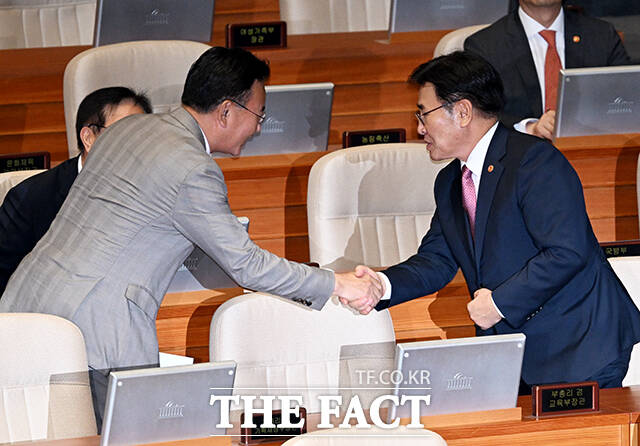 유상범 국민의힘 의원(왼쪽)과 유상임 과학기술정보통신부 장관이 28일 오후 서울 여의도 국회에서 열린 제417회 국회(임시회) 제2차 본회의에 참석해 인사를 하고 있다. /국회=배정한 기자