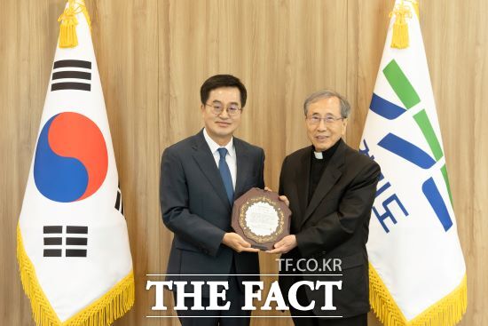 김동연 경기도지사가 선감학원 사건 피해자 지원, 공식사과 등 피해자들의 상처 치유를 위해 노력했다며 사단법인 인권의학연구소로부터 감사패를 받았다./경기도