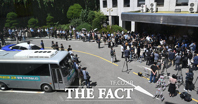 전교조 해직교사를 부당하게 특별채용한 혐의로 대법원에서 집행유예가 확정된 조희연 서울시교육감이 29일 서울시교육청사 앞에서 청사를 나서며 도열한 많은 직원들과 인사하고 있다.