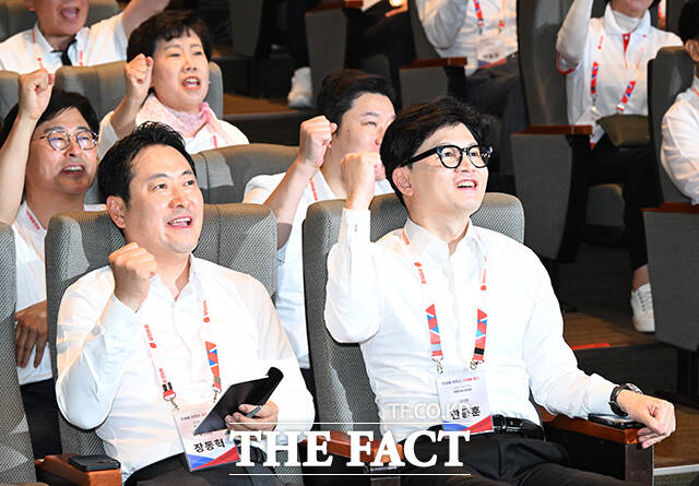 파이팅 외치는 장동혁 최고위원(왼쪽)과 한동훈 대표.