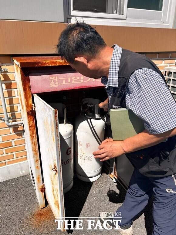 보령시가 산업안전보건관리 사업장에 대한 정기 순회 점검을 실시하며 삼다향실버복지센터 시설을 점검하고 있다. / 보령시