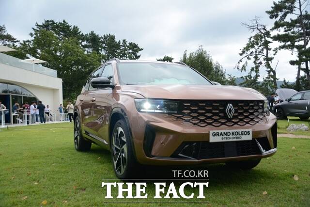 경남 거제의 한 카페에 르노코리아의 중형 스포츠유틸리티차량(SUV) 그랑 콜레오스 E-Tech 하이브리드 차량이 전시돼 있다. /김태환 기자