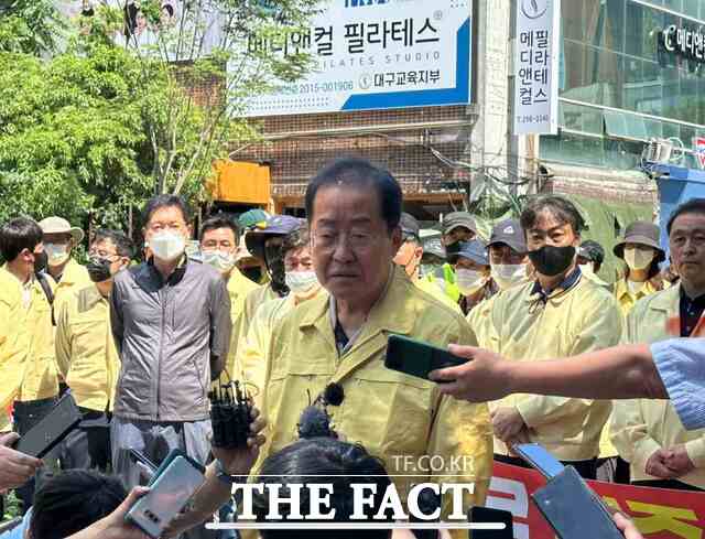 지난해 6월 17일 홍준표 대구시장이 제15회 대구퀴어문화축제가 열리는 대중교통전용지구에서 행정대집행과 관련해 기자들의 질의에 응답하고 있다 / 대구 = 박성원 기자