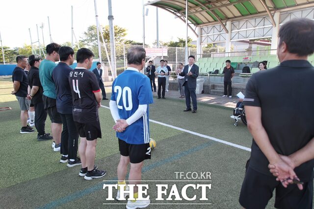 28일 오성환 당진시장이 제30회 충청남도 장애인체육대회 참가선수들을 격려하는 모습. /당진시