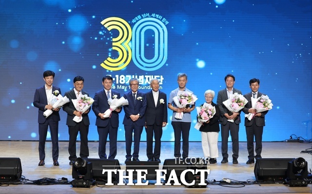 이정선 광주시교육감이 30일 5·18기념문화센터 민주홀에서 개최된 ‘5·18 기념재단 창립 30주년 기념식’에서 ‘창립 30주년 유공 포상’ 교육부문 감사패를 수상한 뒤 유공 포상 수여자들과 함께 기념촬영을 하고 있다./ 광주시교육청