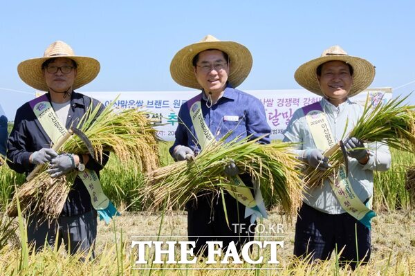 박경귀 시장(가운데)이 아산맑은쌀 브랜드 ‘달맑은벼’를 첫 수확하고 있다. /아산시