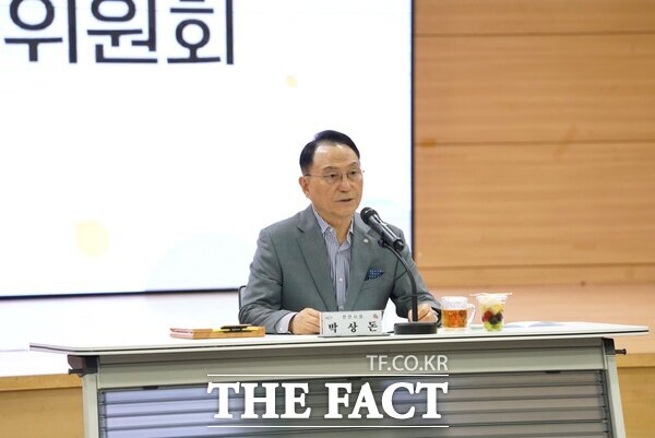 박상돈 천안시장이 30일 시청 대회의실에서 2024년 농업발전위원회 회의를 주재하고 있다. /천안시