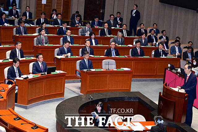 한덕수 국무총리는 2일 헌법재판소의 탄소중립기본법에 대한 헌법불합치 결정을 존중한다며 국회의 입법 지원을 촉구했다. 앞서 헌재는 국가의 미온적 기후정책이 국민의 기본권 침해로 이어질 수 있다고 판결했다. /남윤호 기자