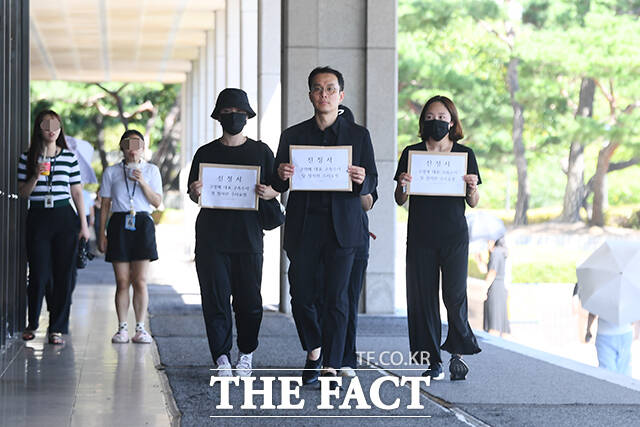 티몬·위메프(티메프) 정산 지연 사태 피해자들이 지난달 30일 오전 서울 서초구 서울중앙지방검찰청에 구영배 대표 구속수사 촉구 및 강력한 수사를 위한 진정서를 접수하기위해 이동하고 있다. /장윤석 기자